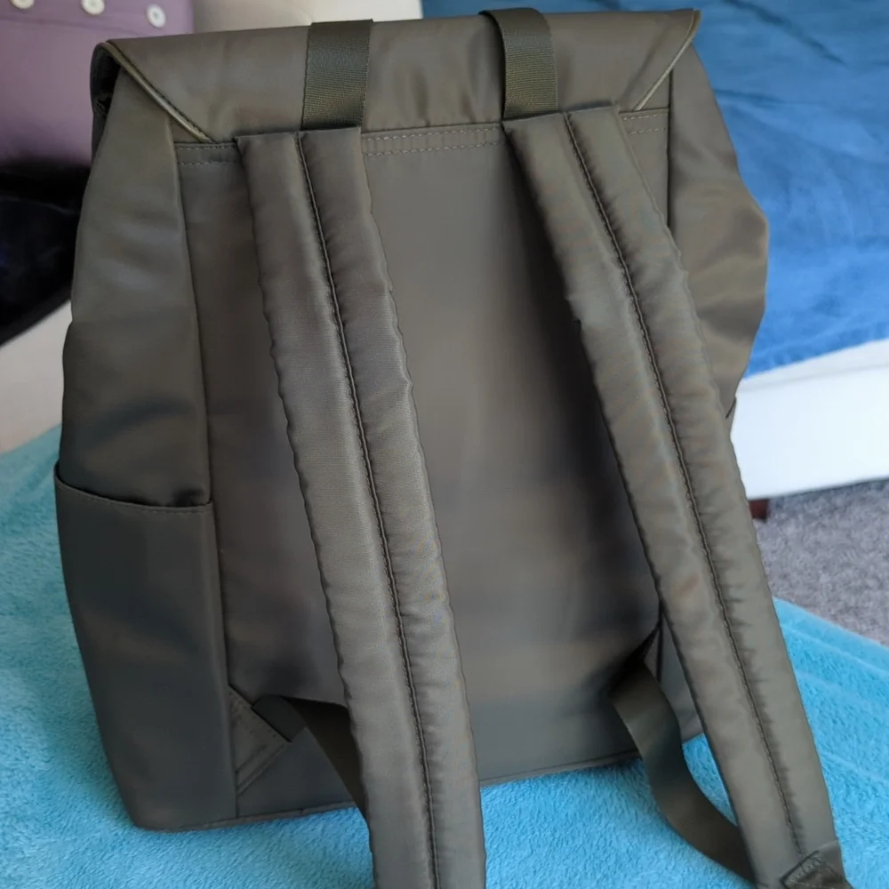 Backpack - Picture 2 of 8